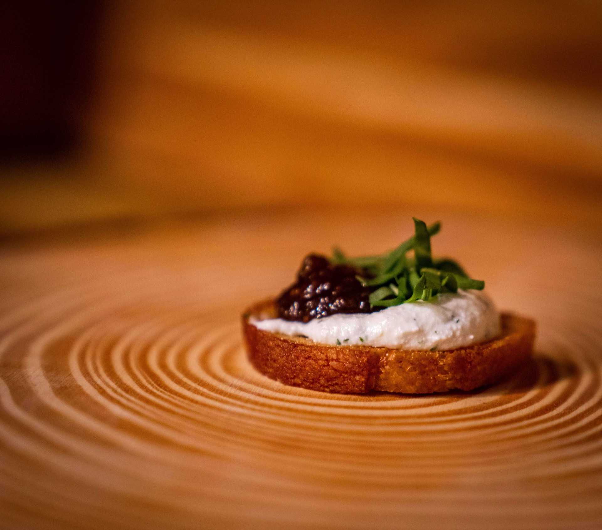 Crostini appetizer with cheese and jam